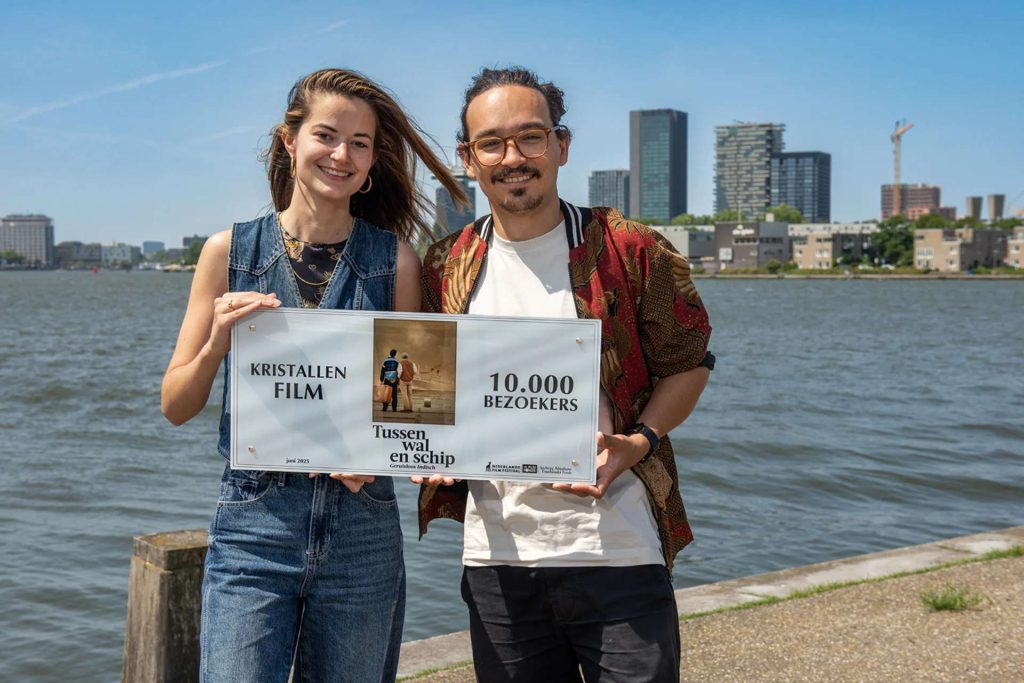 Tussen wal en schip - Geruisloos Indisch krijgt Kristallen Film